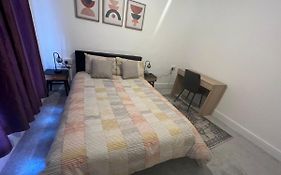 Cheerful Two Bedrooms Town House With Free Parking